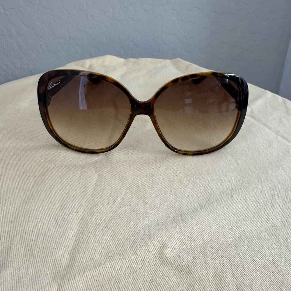 GUCCI Tortoise Shell Sunglasses - Picture 4 of 5
